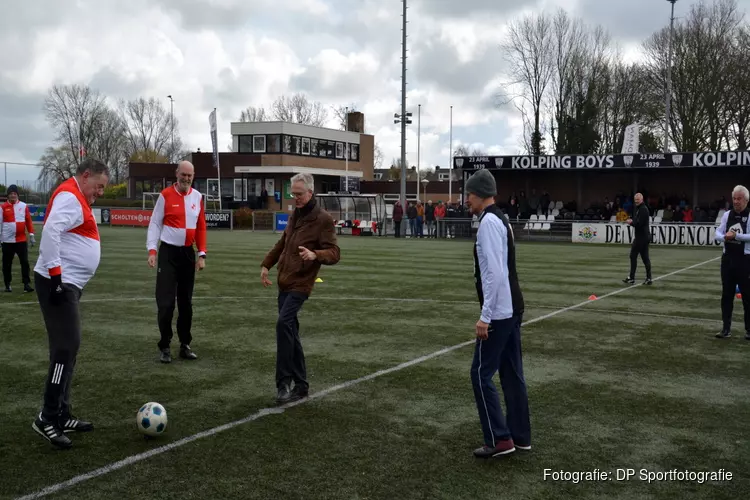 Wethouder Dijkman trapt Alkmaarse derby in Walking Football af