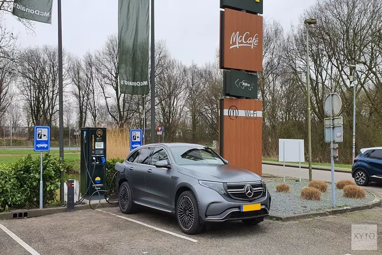 McDonald’s en Vattenfall plaatsen hun eerste snellaadpunt voor elektrische auto’s in Alkmaar