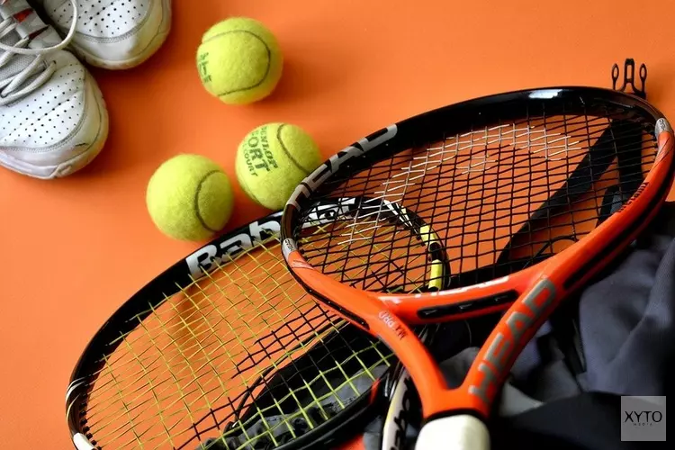 Vriendjes tennis in sporthal de Oostwal