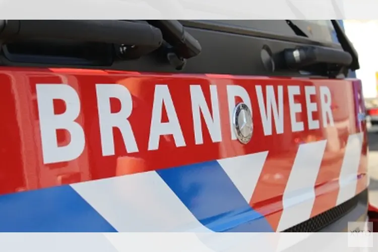 Twee brandende auto’s