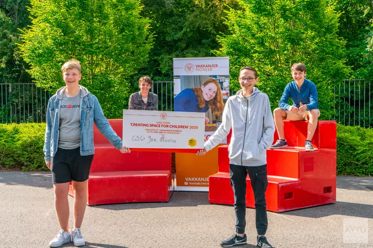 Leerlingen van het CSG Jan Arentsz uit Alkmaar krijgen finaleticket overhandigd