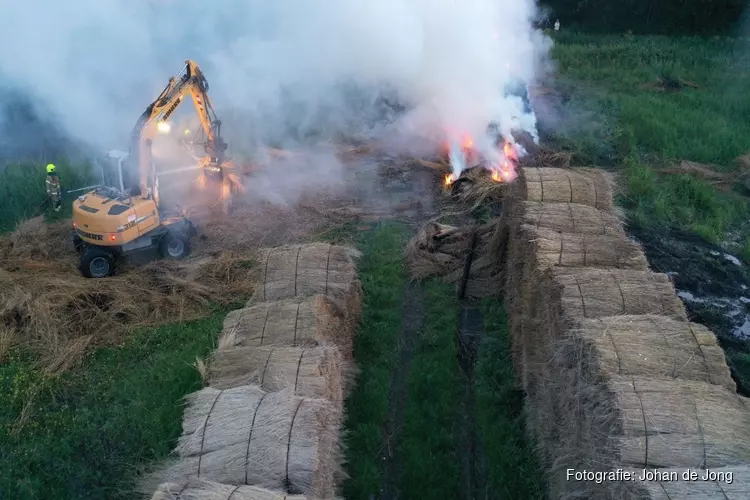 Brand in rietbundels Geestmerambacht: rook- en geuroverlast in omgeving