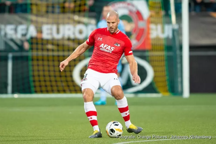 Ron Vlaar jaar langer bij AZ