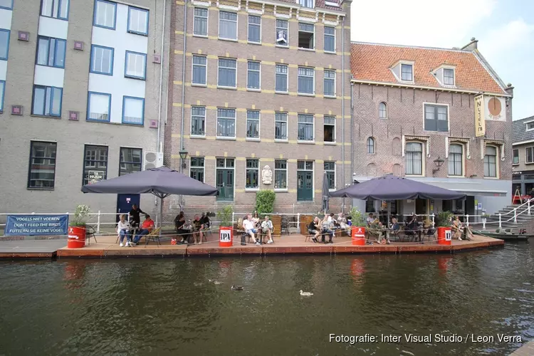 21 meter lang drijvend terras geopend in Alkmaar