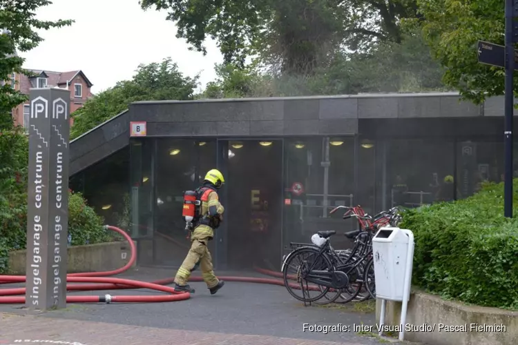 Grote brand in Alkmaarse Singelgarage waarschijnlijk aangestoken