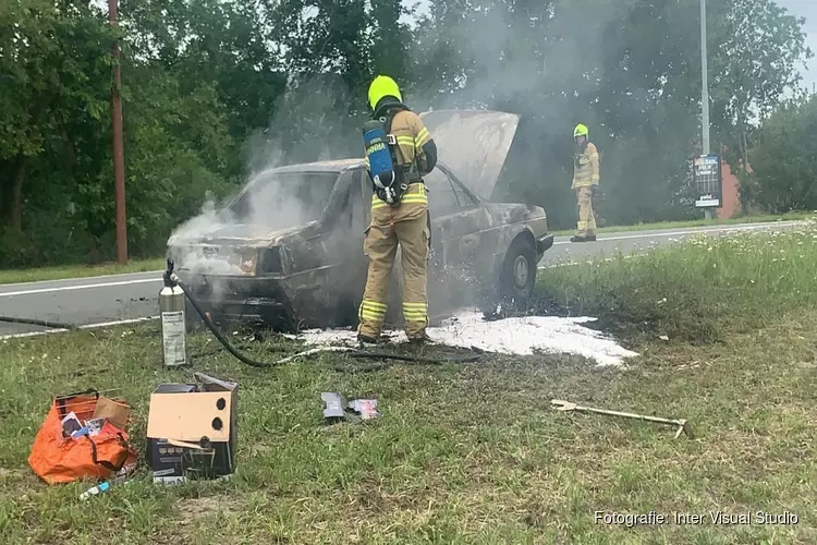 Auto vliegt al rijdend in brand in Alkmaar