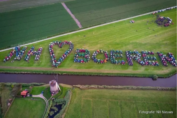 Honderden boeren maken met tractoren NH ❤ BOEREN in polder