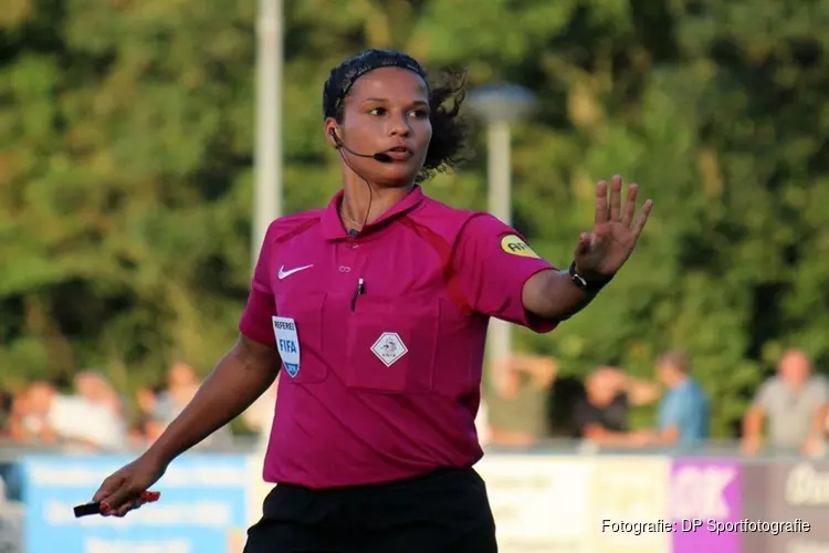 Alkmaarse scheidsrechter Shona Shukrula schrijft opnieuw historie. Eerste vrouwelijke 4e official in betaald voetbal