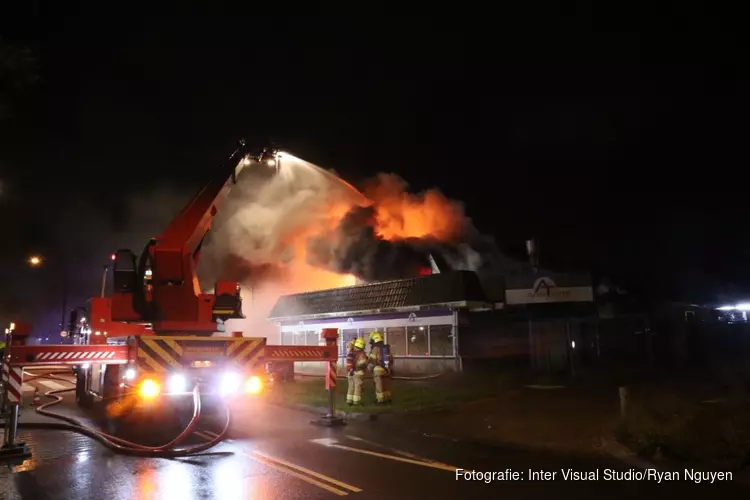 Voormalig wokrestaurant volledig verwoest, buurtbewoners opgevangen in hotel