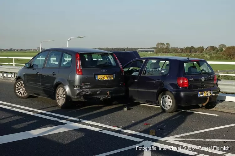 Botsing op brug N246: drie auto&#39;s total loss