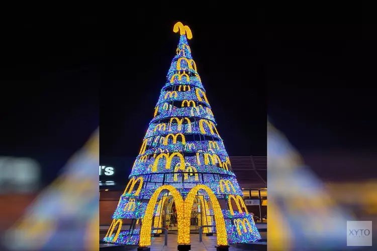 Mega kerstboom bij McDonalds Alkmaar oost