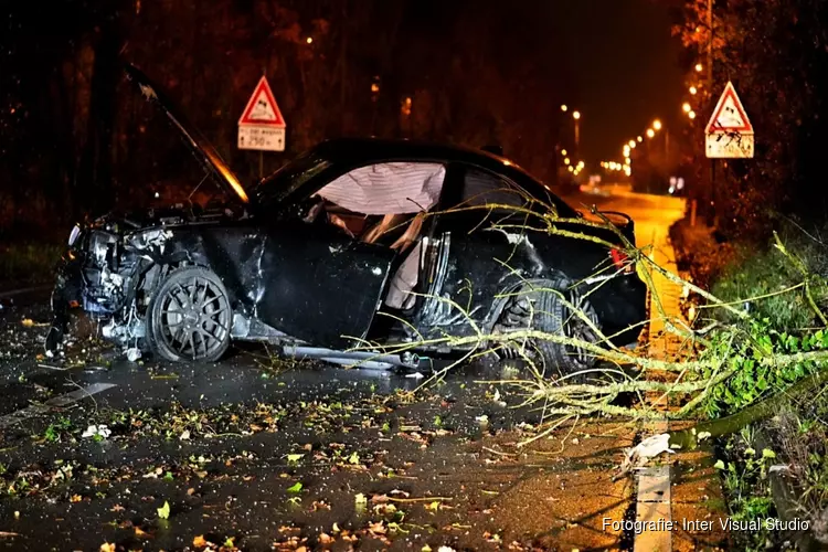 BMW in de kreukels op randweg Alkmaar, bestuurder gewond