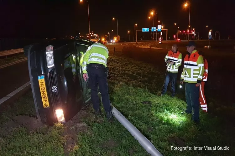 Auto crasht op N242, bestuurder gevlogen