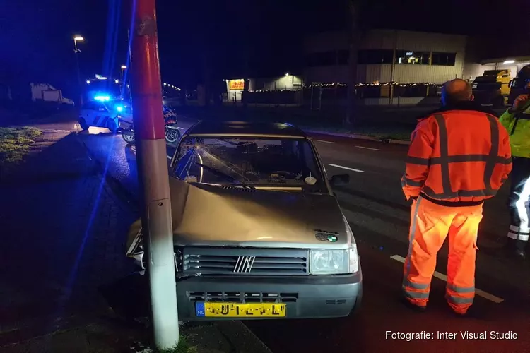 Auto tegen lantaarnpaal op Berenkoog, vrouw gewond