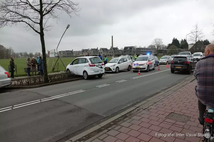 "Net gekeurde" 88-jarige automobilist rijdt tegen lantaarnpaal