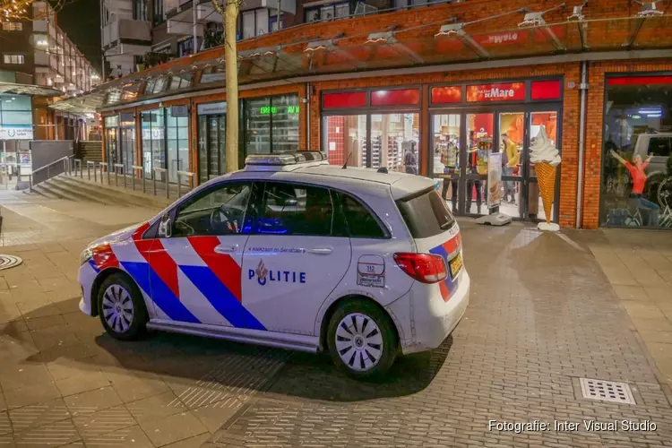 Man overvalt snackbar in winkelcentrum De Mare