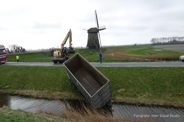 Aanhanger in sloot gewaaid aan Noordervaart