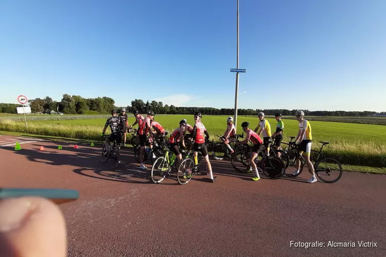 Wielertraining op viaduct Warmenhuizen