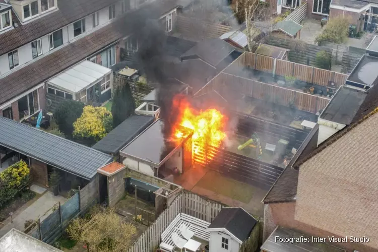 Flinke brand in achtertuin in Alkmaar