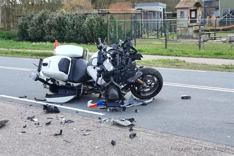 Motoragent in botsing met tractor in Egmond-Binnen