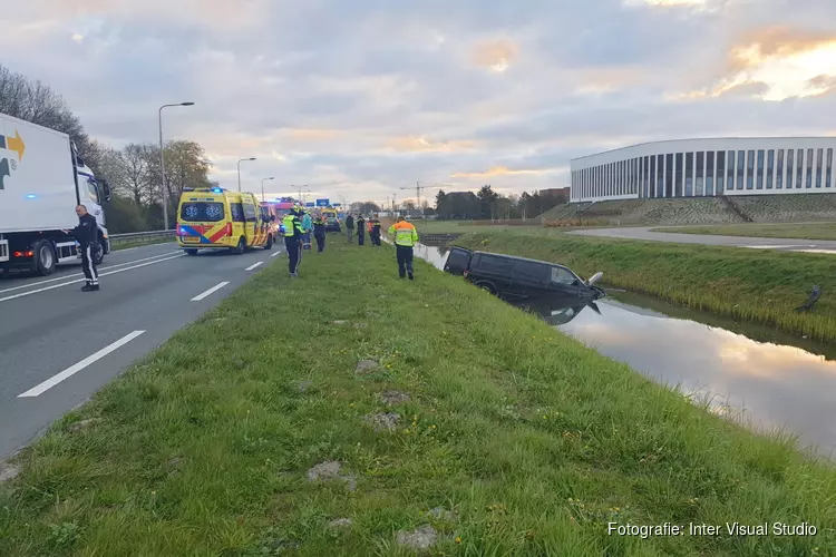 Bestelbus te water langs N242. Bestuurder door brandweer bevrijd