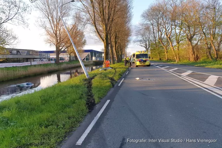 Auto te water langs N242 in Heerhugowaard