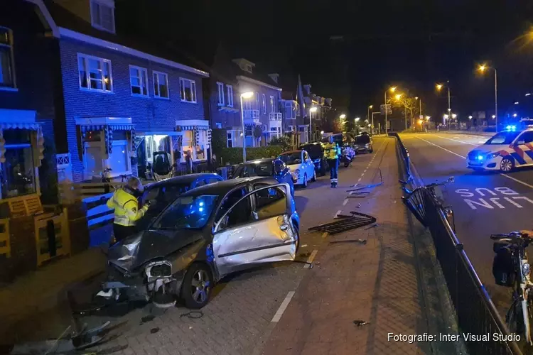 Auto rijdt door hek op Randersdijk, bestuurder gewond