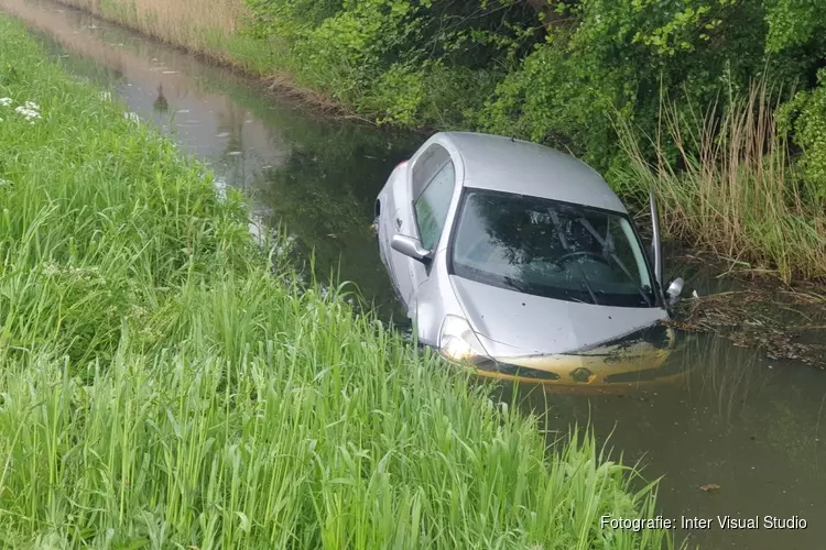 Auto belandt in sloot langs N245