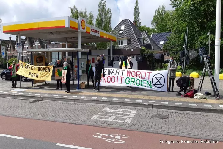 "Zwart wordt nooit groen".Extinction Rebellion protesteert bij Shell