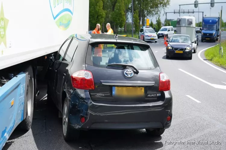 Auto in aanrijding met vrachtwagen op rotonde Kooimeer