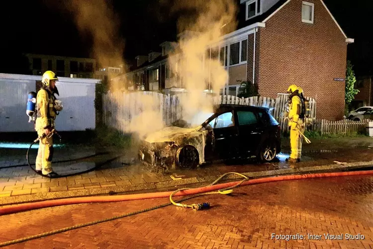 Auto door brand verwoest in Louise Henriëttestraat