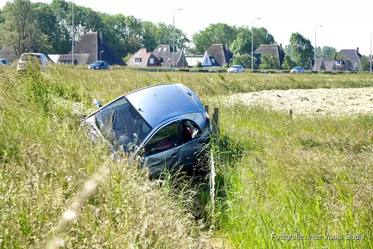 Auto raakt van de weg in Bergen