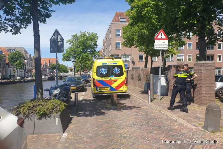 Scooterrijder rijdt tegen beweegbare paal in Alkmaar