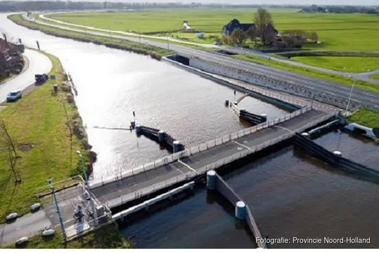 Rekervlotbrug Koedijk uit het water