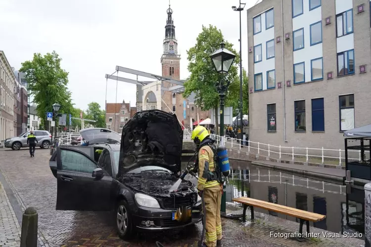 Auto vat vlam tijdens rijden in Alkmaar