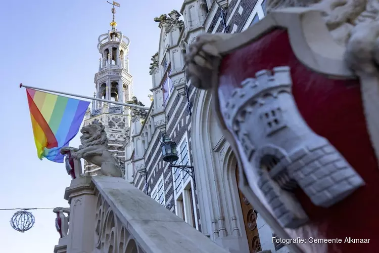 Gemeente Alkmaar hangt regenboogvlag uit tijdens wedstrijd Nederlands elftal