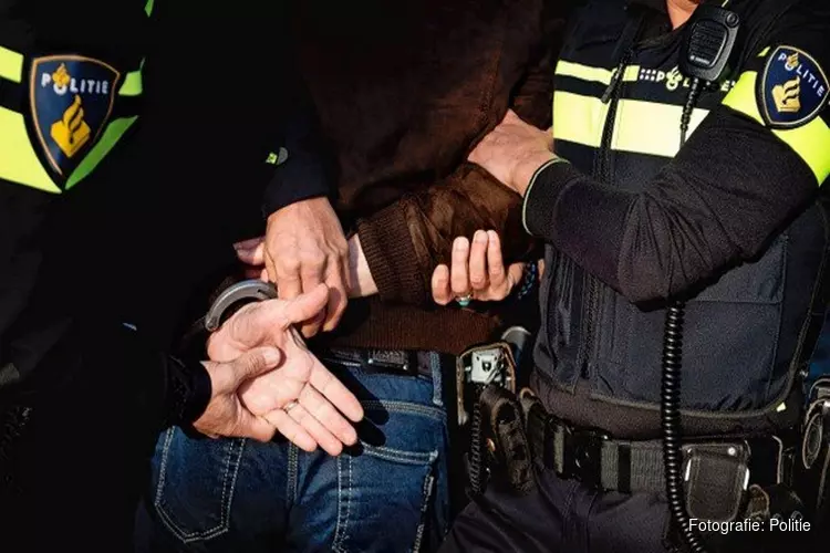 Drankrijder veroorzaakt chaos in Heerhugowaardse woonwijk, omstanders houden bestuurder aan