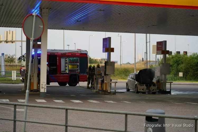 Auto vliegt in brand bij tankstation, toegangswegen tijdelijk afgesloten