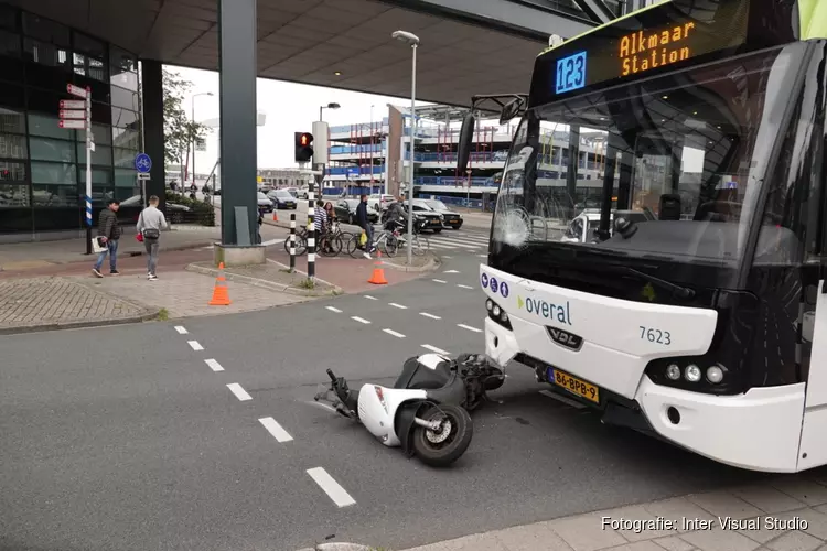 Botsing tussen scooterrijder en bus op Kanaalkade