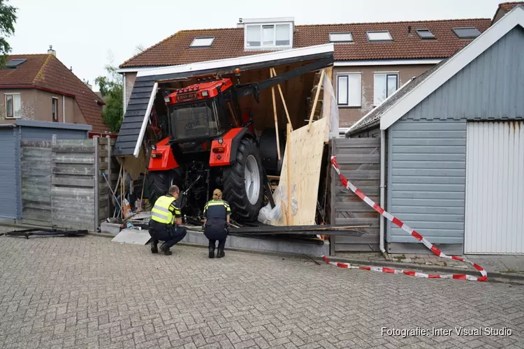 Tractor rijdt schuur binnen in Egmond