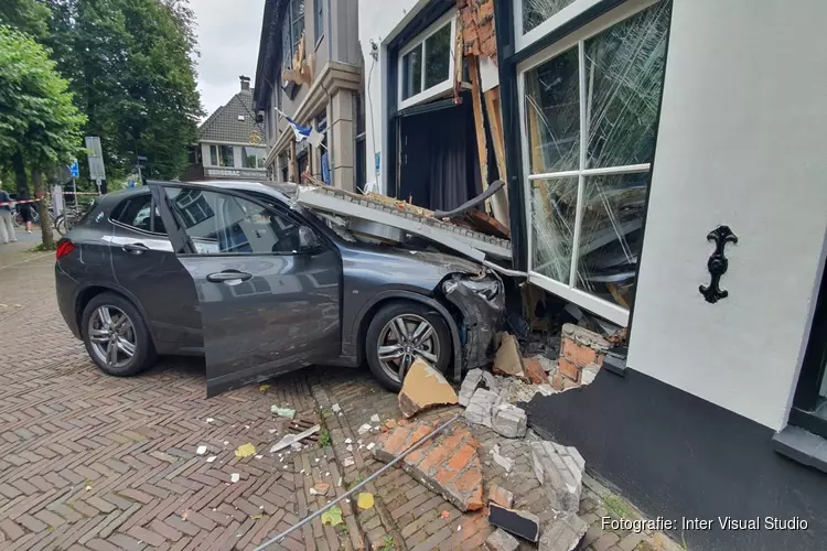 Automobiliste rijdt café binnen in Bergen