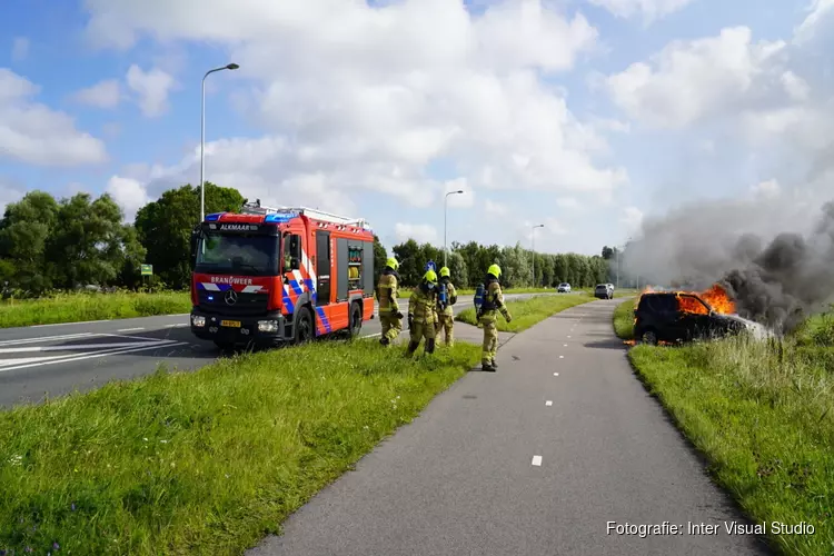 Auto in brand in Egmond aan den Hoef