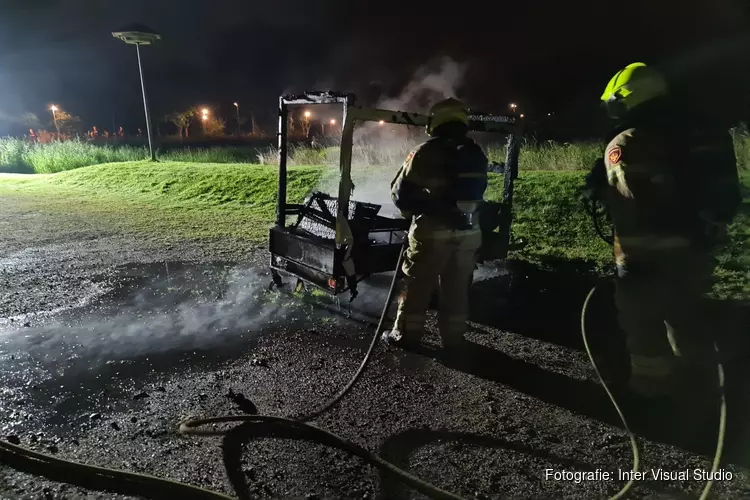 Aanhanger door brand verwoest in Oudorp