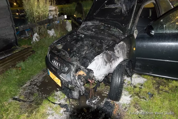 Auto verwoest door brand aan Molenkade