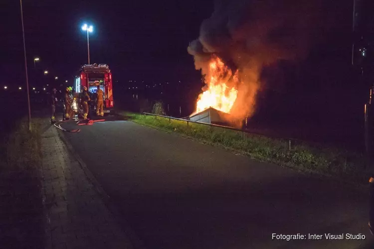 Plezierbootje door brand verwoest langs Hoornseweg