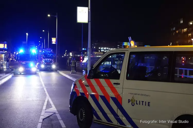 Persoon te water bij Kanaalkade, omstanders schieten te hulp