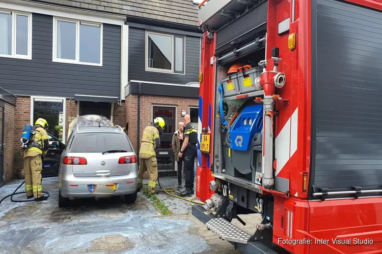 Auto in brand voor woning Alkmaar