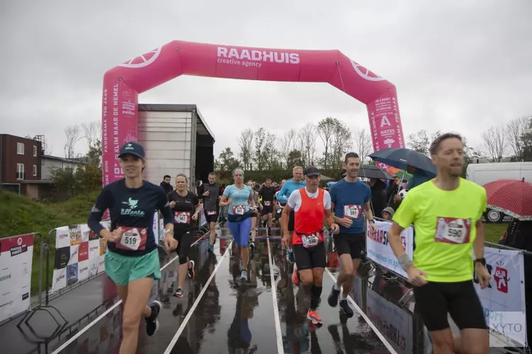 Regenachtige oktober editie van RAADHUIS Pinksterun is een mooi feestje