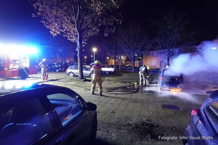 Auto door brand verwoest in Schoklandstraat