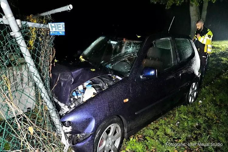 Bestuurder op de vlucht na ongeval. Dashboardkastje vol met blikken bier